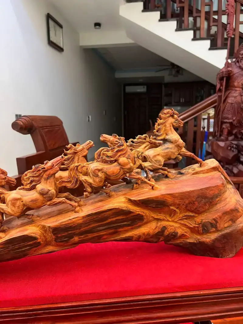 Tượng Bát Mã Gỗ Trắc Việt Liền Khối Đục Kỹ Có Sơn Cao 30cm