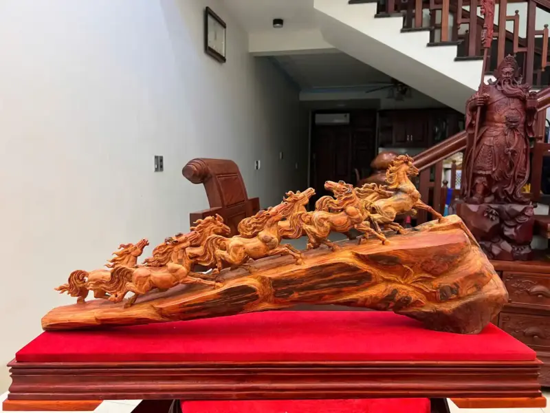 Tượng Bát Mã Gỗ Trắc Việt Liền Khối Đục Kỹ Có Sơn Cao 30cm