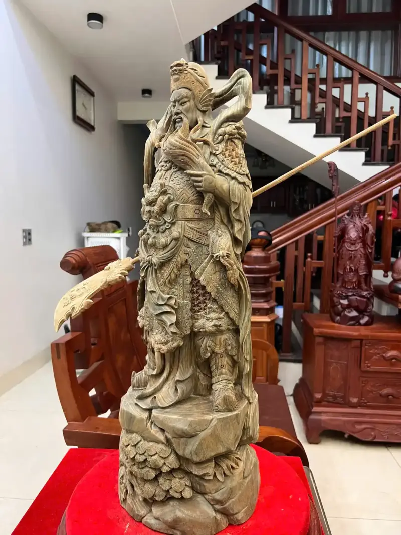 Tượng Quan Công Gỗ Trắc Xanh Liền Khối Hàng Đục Kỹ Có Sơn Cao 70cm