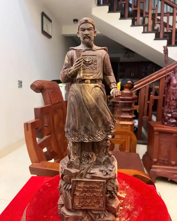 z7896786870921_0ad545c0f3a5ef8387ed1fd948af4ab0_Trần Quốc Tuấn Gỗ Trắc Việt Liền Khối Giá 6 Triệu Kích Thước 50cm, Ngang 17cm, Sâu 14cm Tượng Trần Quốc Tuấn Gỗ Trắc Việt Liền Khối Có Sơn 50cm