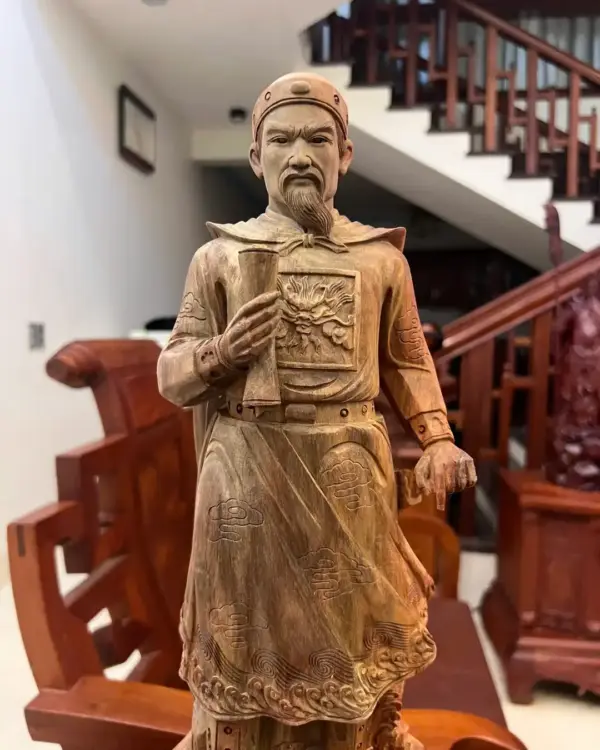 z7897830803331_e573724dd03deb76e6a17df8b1cf95d5_Trần Quốc Tuấn Gỗ Trắc Việt Liền Khối Giá 6 Triệu Kích Thước Cao 50cm, Ngang 17cm, Sâu 14cm Tượng Trần Quốc Tuấn Gỗ Trắc Việt Liền Khối Có Sơn 50cm