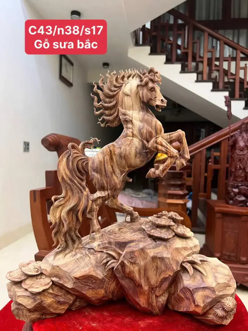 Tượng Nhất Mã Gỗ Sưa Bắc Hàng Đục Kỹ Gỗ Già Tím Lịm Có Sơn Cao 43cm