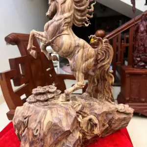 Tượng Nhất Mã Gỗ Sưa Bắc Hàng Đục Kỹ Gỗ Già Tím Lịm Có Sơn Cao 43cm