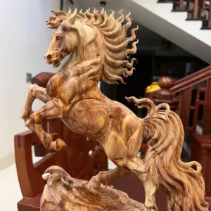 Tượng Nhất Mã Gỗ Sưa Bắc Hàng Kỹ Có Sơn Cao 45cm