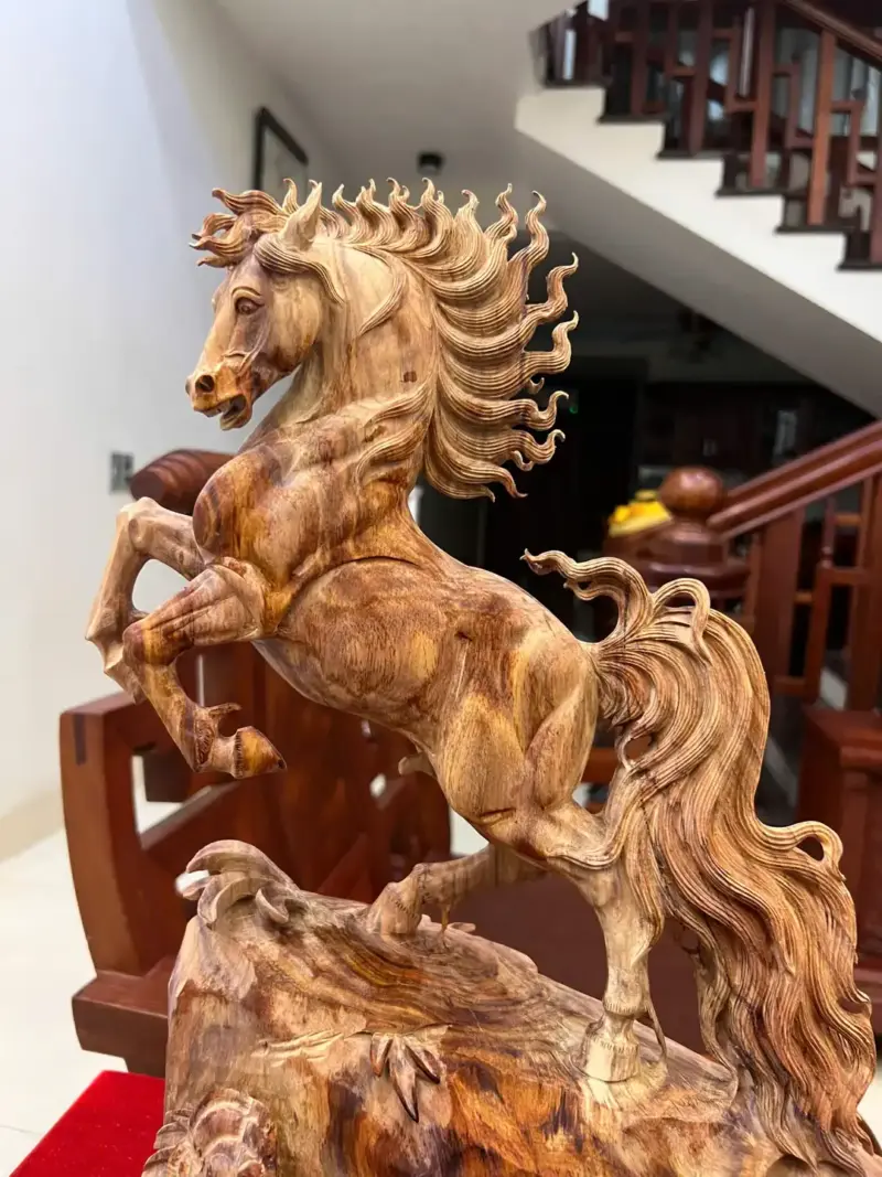 Tượng Nhất Mã Gỗ Sưa Bắc Hàng Kỹ Có Sơn Cao 45cm