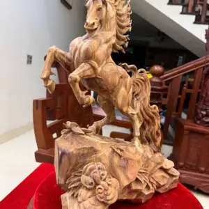 Tượng Nhất Mã Gỗ Sưa Bắc Hàng Kỹ Có Sơn Cao 45cm