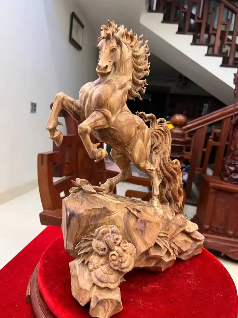 Tượng Nhất Mã Gỗ Sưa Bắc Hàng Kỹ Có Sơn Cao 45cm