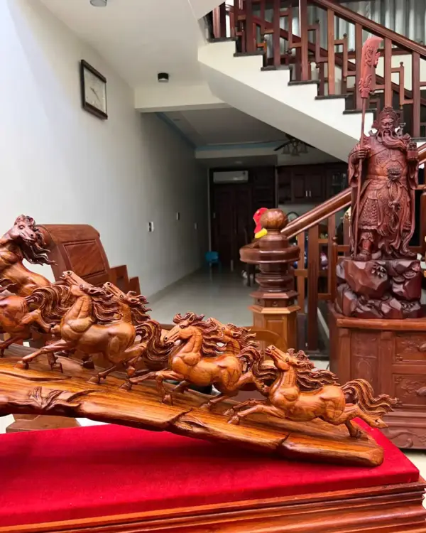z7902582172907_5508e397615d9820f8d36e67dac54b1f_Cầu Bát Mã Gỗ Sưa Bắc Liền Khối Hàng Đục Kỹ Đẹp Giá 8.700 Triệu Kích Thước Cao 30cm, Ngang 65cm, Sâu 20cm Tượng Cầu Bát Mã Gỗ Sưa Bắc Liền Khối Hàng Đục Kỹ Đẹp Kèm Kỷ Cao 30cm