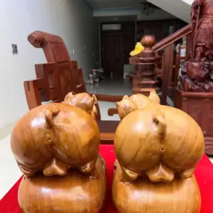 Tượng Cặp Heo Gỗ Ngọc Am Liền Khối Cao 23cm