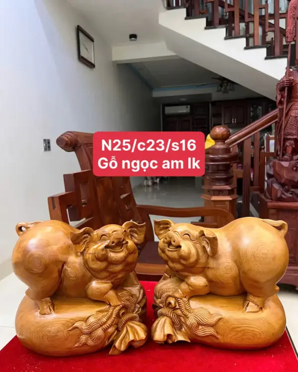 z7904127403230_0b0b1be98e6ba7b07f982faf9a01ffbb_Cặp Heo Gỗ Ngọc Am Liền Khối Giá Cả Cặp 3.400 Triệu Kích Thước Cao 23cm, Ngang 25cm, Sâu 16cm Tượng Cặp Heo Gỗ Ngọc Am Liền Khối Cao 23cm