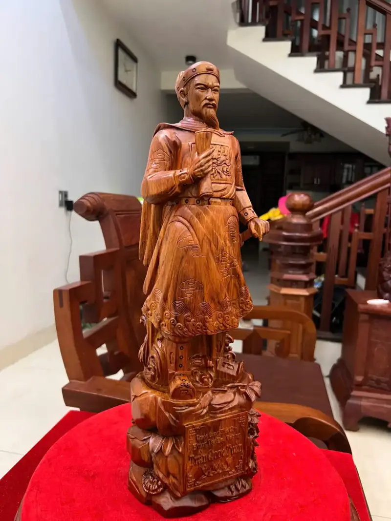 Tượng Trần Quốc Tuấn Gỗ Sưa Bắc Liền Khối Cao 50cm