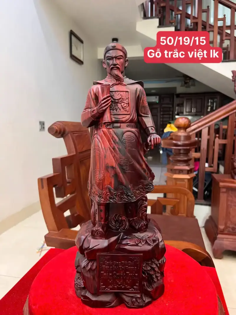 Tượng Trần Quốc Tuấn Gỗ Trắc Việt Liền Khối Cao 50cm