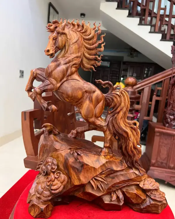z7910322355418_bbb9441eff45810963c6293090f75794_Nhất Mã Gỗ Sưa Bắc Hàng Kỹ Giá 5.900 Triệu Kích Thước Cao 45cm, Ngang 34cm, Sâu 18cm Tượng Nhất Mã Gỗ Sưa Bắc Hàng Kỹ Cao 45cm
