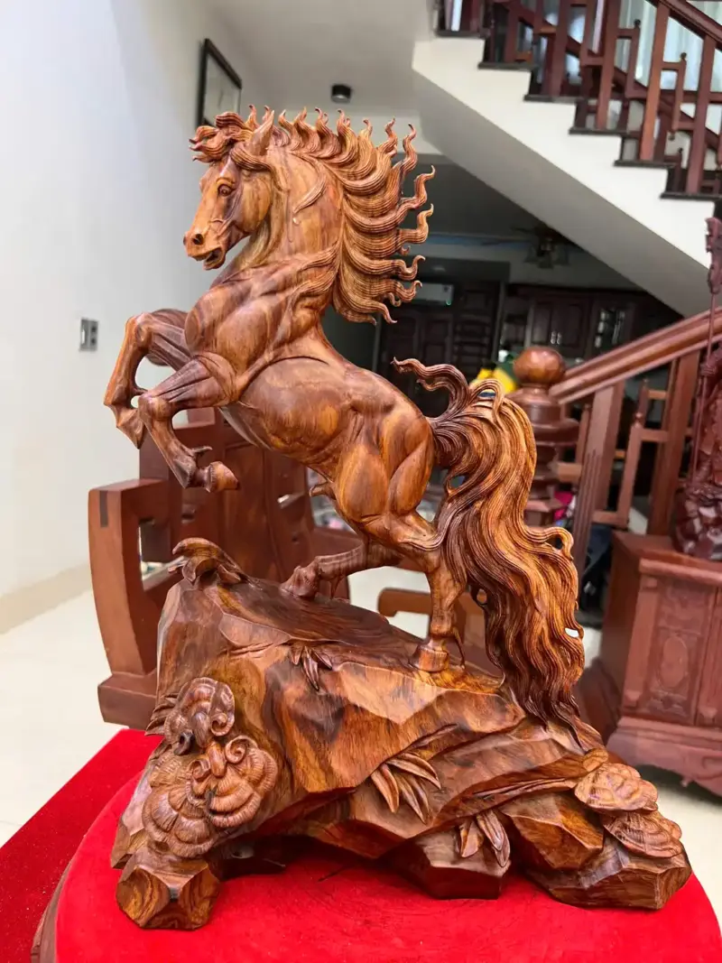Tượng Nhất Mã Gỗ Sưa Bắc Hàng Kỹ Cao 45cm
