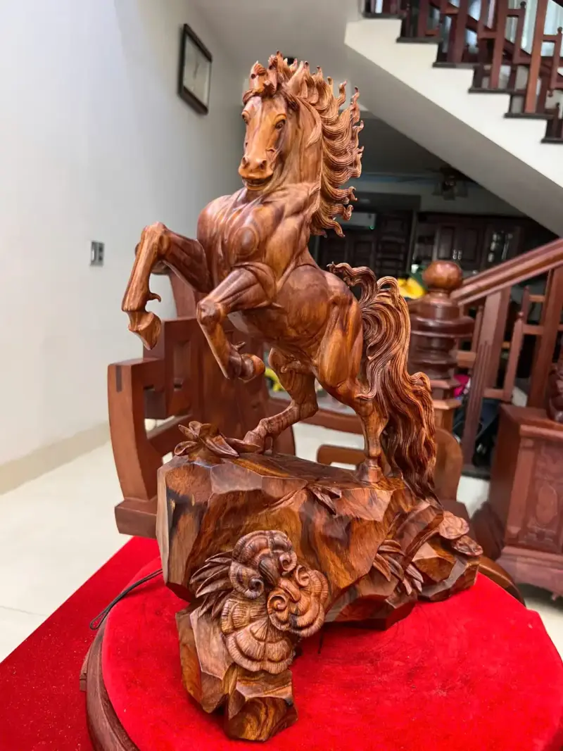 Tượng Nhất Mã Gỗ Sưa Bắc Hàng Kỹ Cao 45cm