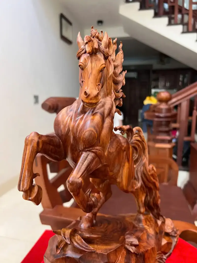 Tượng Nhất Mã Gỗ Sưa Bắc Hàng Kỹ Cao 45cm