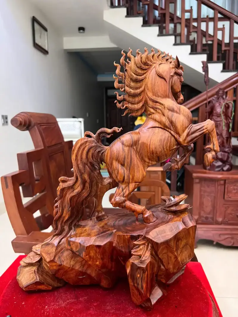 Tượng Nhất Mã Gỗ Sưa Bắc Hàng Kỹ Cao 45cm