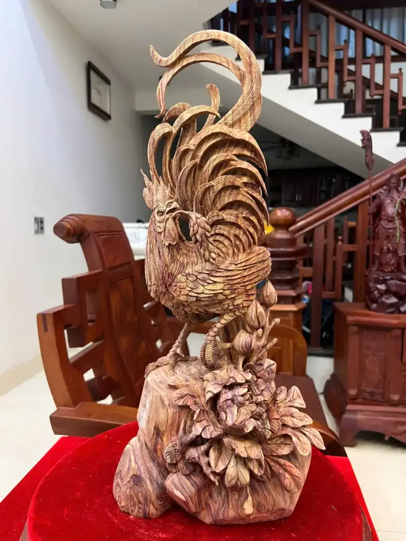Tượng Nhất Kê Gỗ Sưa Bắc Liền Khối Hàng Nghệ Nhân Tắc Kê Vân Tím Lịm Có Sơn Cao 58cm