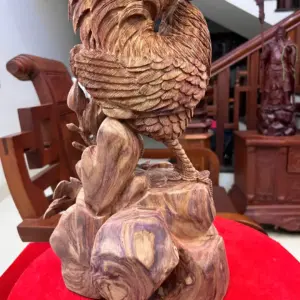 Tượng Nhất Kê Gỗ Sưa Bắc Liền Khối Hàng Nghệ Nhân Tắc Kê Vân Tím Lịm Có Sơn Cao 58cm