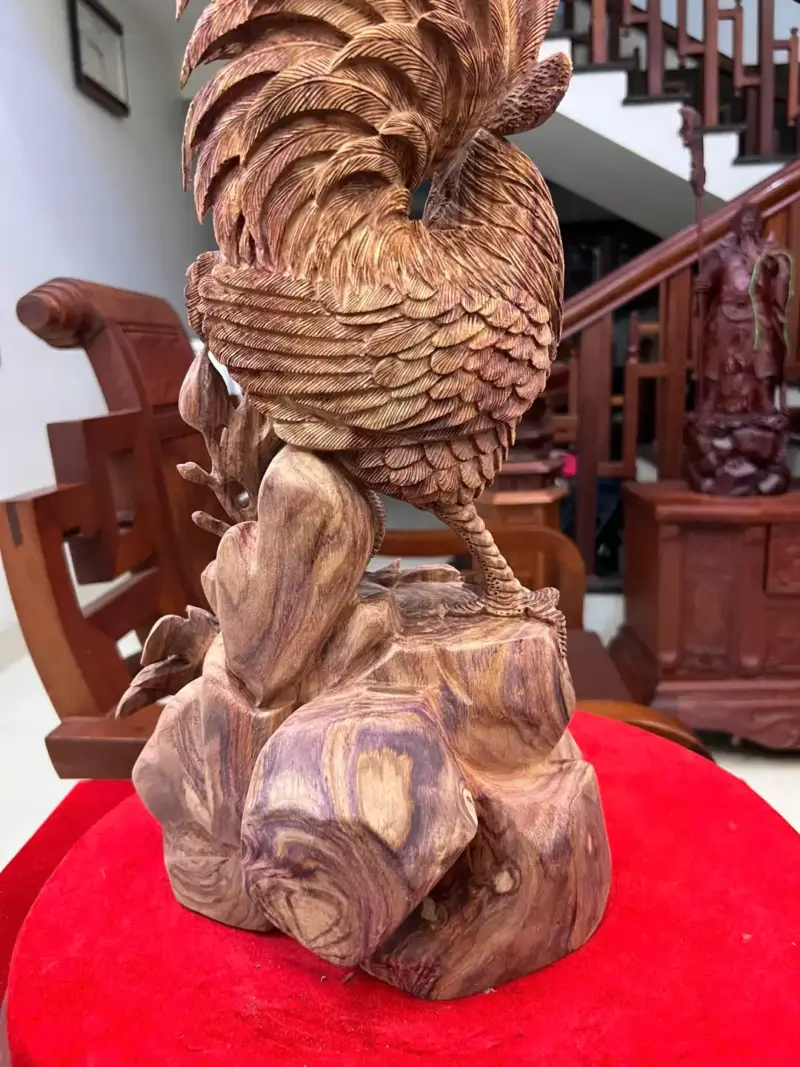 Tượng Nhất Kê Gỗ Sưa Bắc Liền Khối Hàng Nghệ Nhân Tắc Kê Vân Tím Lịm Có Sơn Cao 58cm