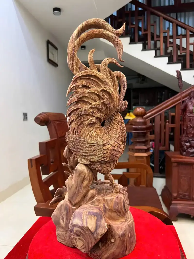 Tượng Nhất Kê Gỗ Sưa Bắc Liền Khối Hàng Nghệ Nhân Tắc Kê Vân Tím Lịm Có Sơn Cao 58cm