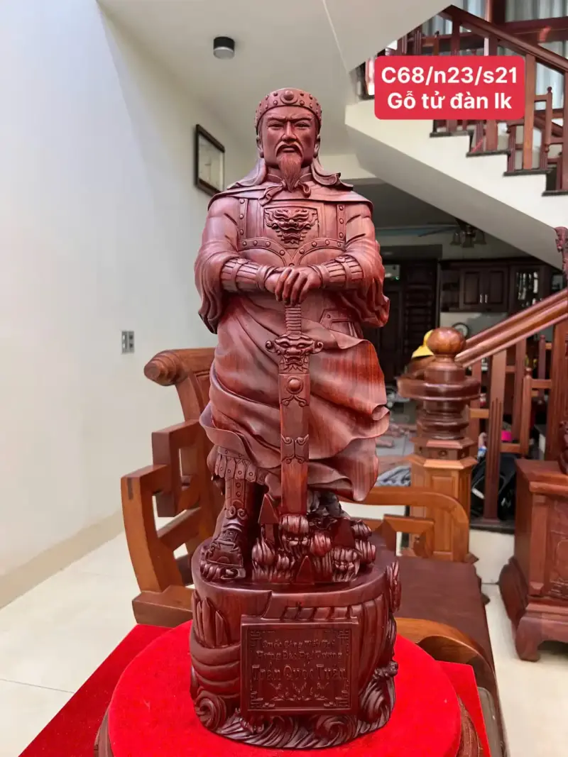 Tượng Trần Quốc Tuấn Chống Kiếm Gỗ Tử Đàn Liền Khối Đục Kỹ Sắc Nét Cao 68cm