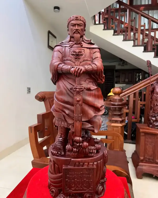 z7912118400298_a232481a9822beb65b952043707b61c7_Trần Quốc Tuấn Chống Kiếm Gỗ Tử Đàn Liền Khối Đục Kỹ Sắc Nét Giá 9.500 Triệu Kích Thước Cao 68cm, Ngang 23cm, Sâu 21cm Tượng Trần Quốc Tuấn Chống Kiếm Gỗ Tử Đàn Liền Khối Đục Kỹ Sắc Nét Cao 68cm