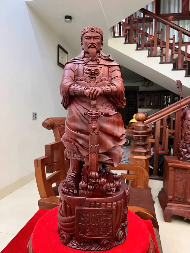 Tượng Trần Quốc Tuấn Chống Kiếm Gỗ Tử Đàn Liền Khối Đục Kỹ Sắc Nét Cao 68cm