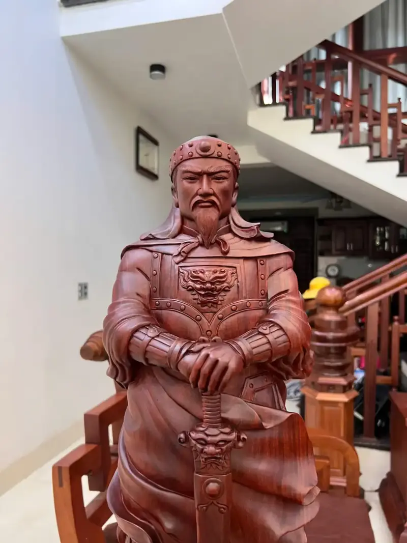 Tượng Trần Quốc Tuấn Chống Kiếm Gỗ Tử Đàn Liền Khối Đục Kỹ Sắc Nét Cao 68cm