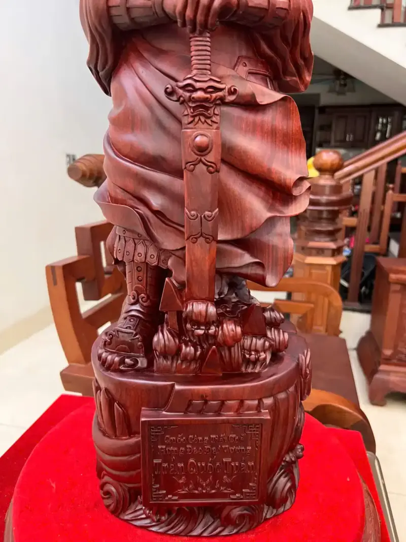 Tượng Trần Quốc Tuấn Chống Kiếm Gỗ Tử Đàn Liền Khối Đục Kỹ Sắc Nét Cao 68cm