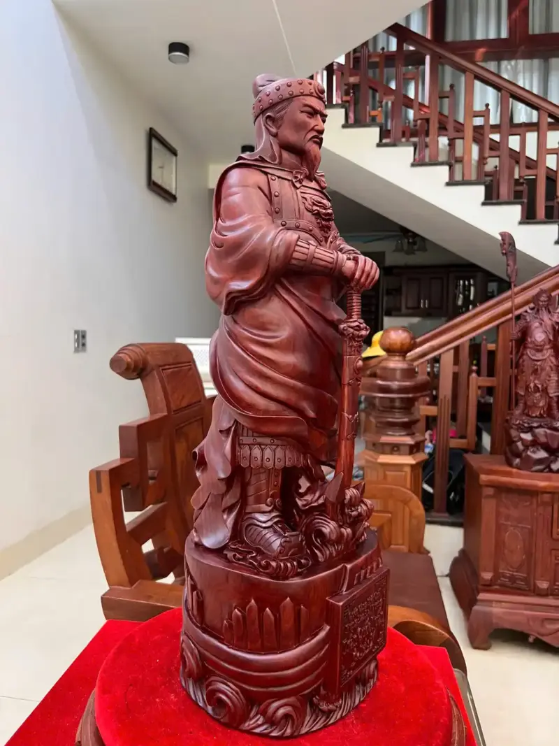 Tượng Trần Quốc Tuấn Chống Kiếm Gỗ Tử Đàn Liền Khối Đục Kỹ Sắc Nét Cao 68cm