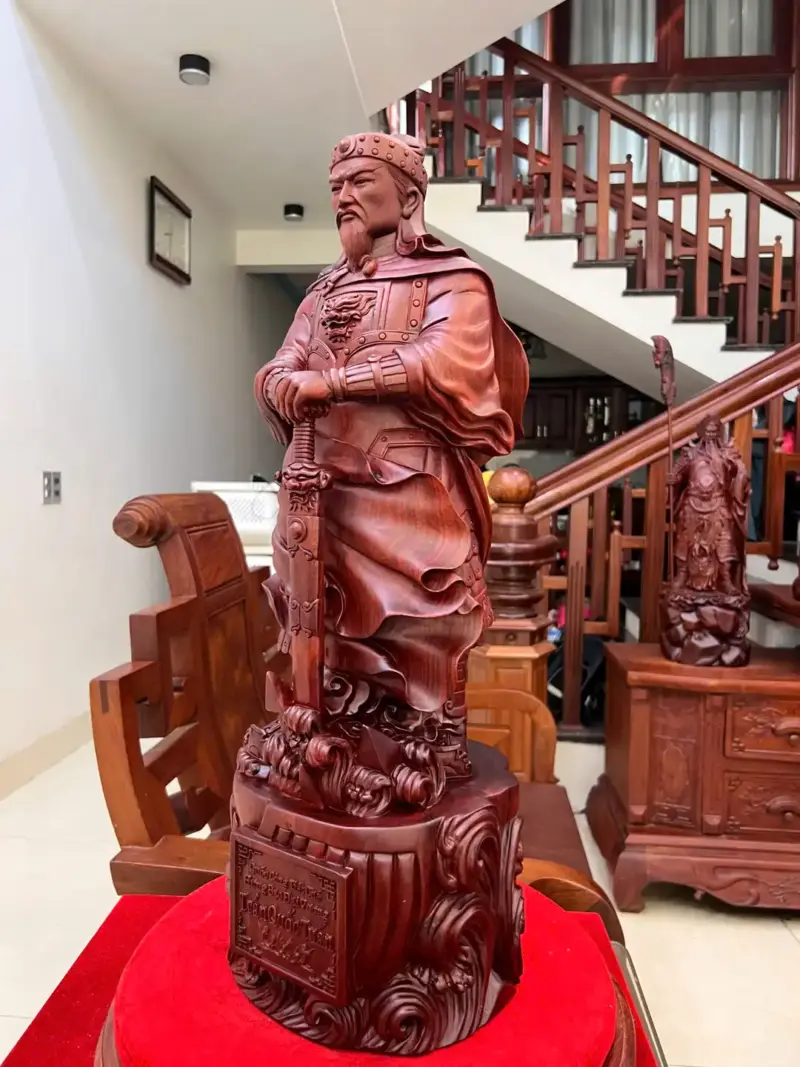 Tượng Trần Quốc Tuấn Chống Kiếm Gỗ Tử Đàn Liền Khối Đục Kỹ Sắc Nét Cao 68cm