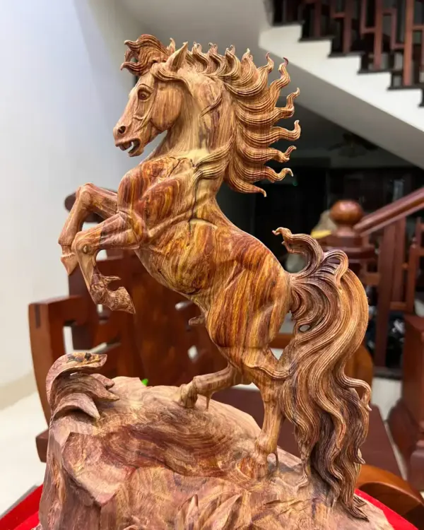 z7922662745755_205aea3dc84fcc0d34b5089ebd9c60b8_Nhất Mã Gỗ Sưa Bắc Hàng Kỹ Giá 5.700 Triệu Kích Thước Cao 40cm, Ngang 37cm, Sâu 22cm Tượng Nhất Mã Gỗ Sưa Bắc Hàng Kỹ Có Sơn KT:40x37x22